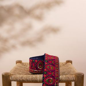 Moonrise geborduurde sierband breed rood