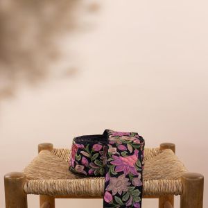 Moonrise geborduurde sierband breed zwart - paars bloemen