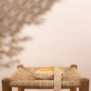 Moonrise geborduurde sierband smal geel bloemen